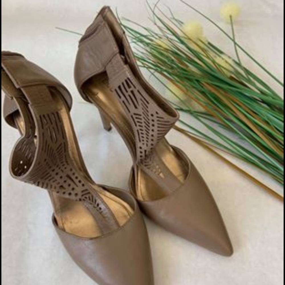 BCBG pumps
